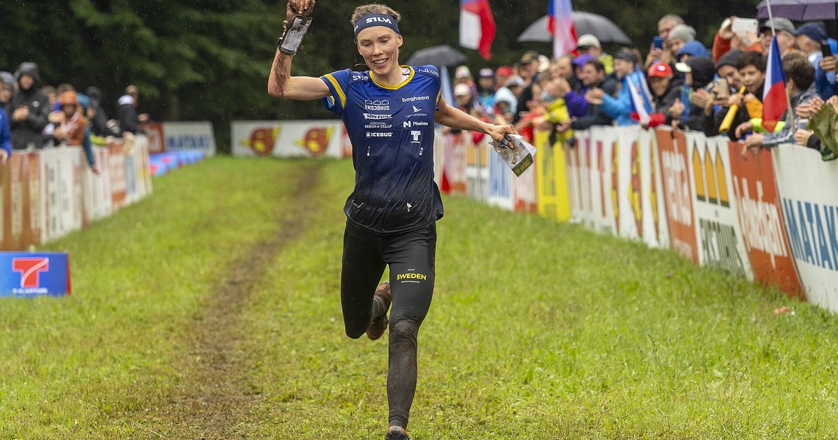 Tove Alexandersson en course lors de la Coupe du monde d’orientation 2023